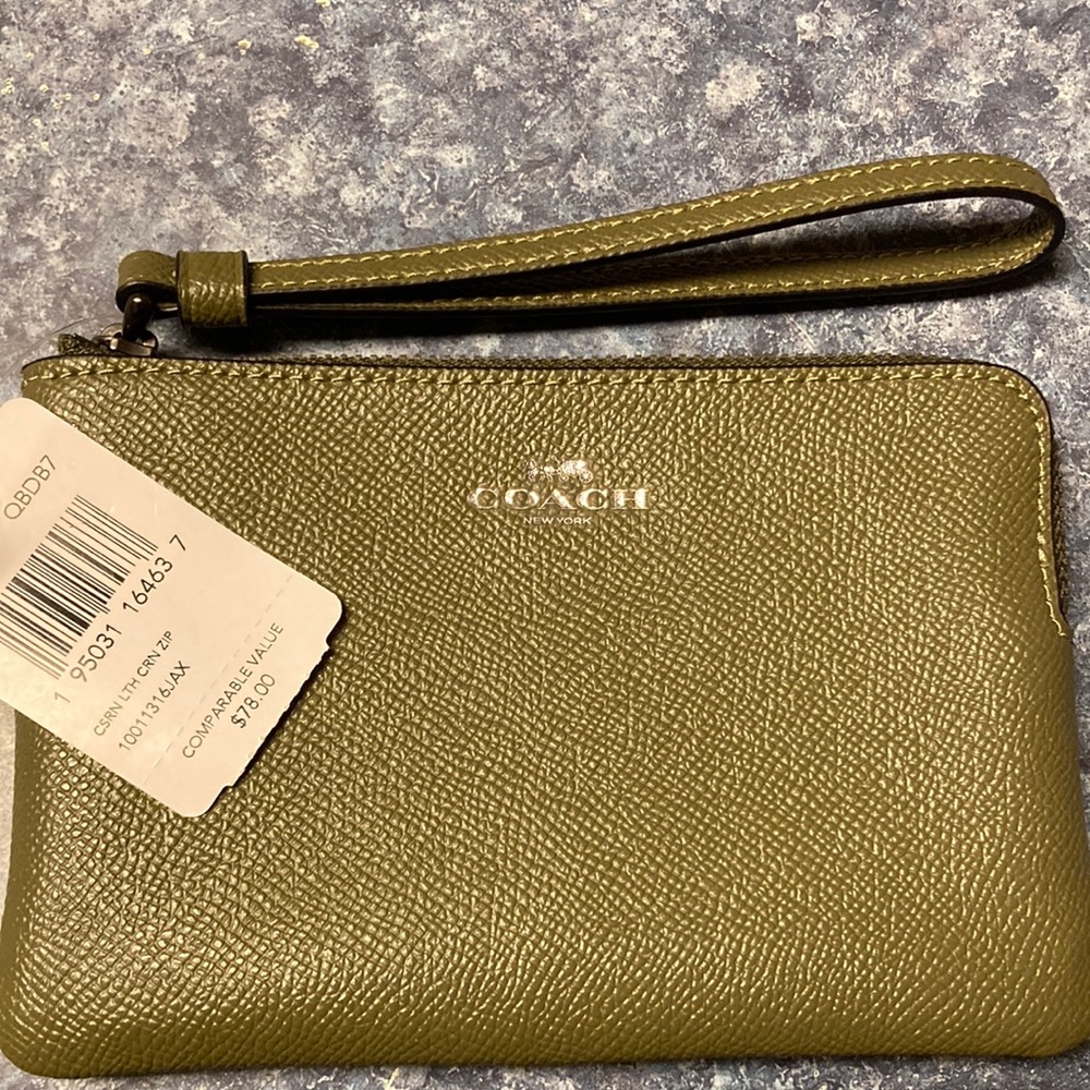 Coach Wristlet gunmetal/kelp. New/tags